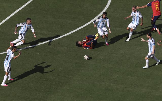 (260720) -- NEW JERSEY, July 20, 2026 (Xinhua) -- Ferran Torres (C) of Spain falls during the final match between Spain and Argentina at the 2026 FIFA World Cup at the New York New Jersey Stadium, the United States, July 19, 2026. (Xinhua/Xu Zijian)