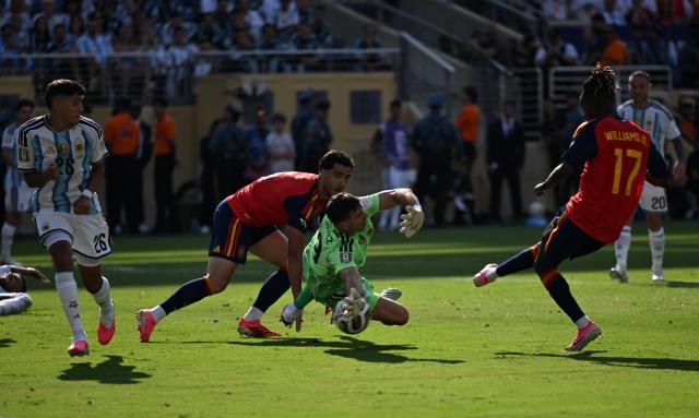 (260720) -- NEW JERSEY, July 20, 2026 (Xinhua) -- Emiliano Martinez (3rd L), goalkeeper of Argentina makes a save during the final match between Spain and Argentina at the 2026 FIFA World Cup at the New York New Jersey Stadium, the United States, July 19, 2026. (Xinhua/Xiao Yijiu)