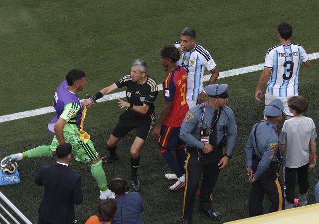 (260720) -- NEW JERSEY, July 20, 2026 (Xinhua) -- Assistant referee Tomaz Klancnik (2nd L) gets between Lamine Yamal (3rd L) of Spain and a substitute goalkeeper of Argentina during the final match between Spain and Argentina at the 2026 FIFA World Cup at the New York New Jersey Stadium, the United States, July 19, 2026. (Xinhua/Xu Zijian)