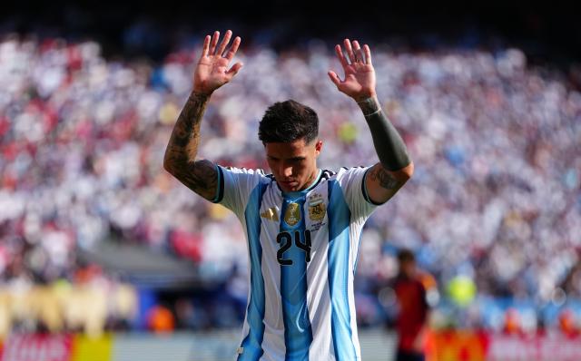 (260720) -- NEW JERSEY, July 20, 2026 (Xinhua) -- Enzo Fernandez of Argentina leaves the pitch after being sent off during the final match between Spain and Argentina at the 2026 FIFA World Cup at the New York New Jersey Stadium, the United States, July 19, 2026. (Xinhua/Jia Haocheng)