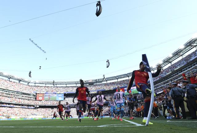 (260720) -- NEW JERSEY, July 20, 2026 (Xinhua) -- Ferran Torres (1st R) of Spain celebrates after scoring during the final match between Spain and Argentina at the 2026 FIFA World Cup at the New York New Jersey Stadium, the United States, July 19, 2026. (Xinhua/Cao Can)