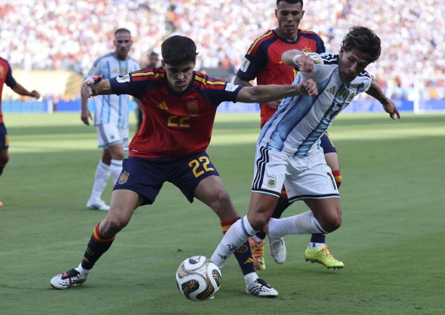(260720) -- NEW JERSEY, July 20, 2026 (Xinhua) -- Pau Cubarsi (L) of Spain competes with Giuliano Simeone of Argentina during the final match between Spain and Argentina at the 2026 FIFA World Cup at the New York New Jersey Stadium, the United States, July 19, 2026. (Xinhua/Cao Can)