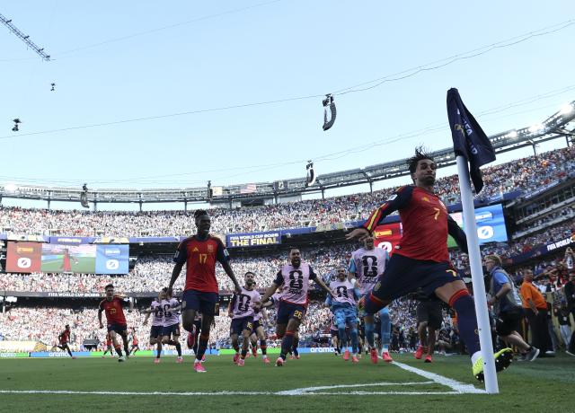 (260720) -- NEW JERSEY, July 20, 2026 (Xinhua) -- Ferran Torres (1st R) of Spain celebrates after scoring during the final match between Spain and Argentina at the 2026 FIFA World Cup at the New York New Jersey Stadium, the United States, July 19, 2026. (Xinhua/Cao Can)