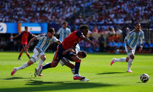 (260720) -- NEW JERSEY, July 20, 2026 (Xinhua) -- Lamine Yamal (Front C) of Spain competes during the final match between Spain and Argentina at the 2026 FIFA World Cup at the New York New Jersey Stadium, the United States, July 19, 2026. (Xinhua/Jia Haocheng)