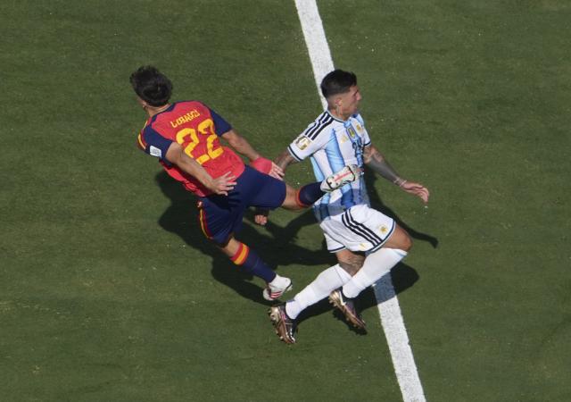 (260720) -- NEW JERSEY, July 20, 2026 (Xinhua) -- Pau Cubarsi (L) of Spain is fouled by Enzo Fernandez of Argentina during the final match between Spain and Argentina at the 2026 FIFA World Cup at the New York New Jersey Stadium, the United States, July 19, 2026. (Xinhua/Chen Yichen)