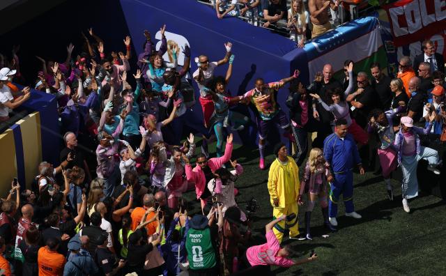 (260720) -- NEW JERSEY, July 20, 2026 (Xinhua) -- Former Brazil football players Ronaldinho (L) and Ronaldo (R) react with Madonna during the half time show of the final match between Spain and Argentina at the 2026 FIFA World Cup at the New York New Jersey Stadium, the United States, July 19, 2026. (Xinhua/Hu Xingyu)