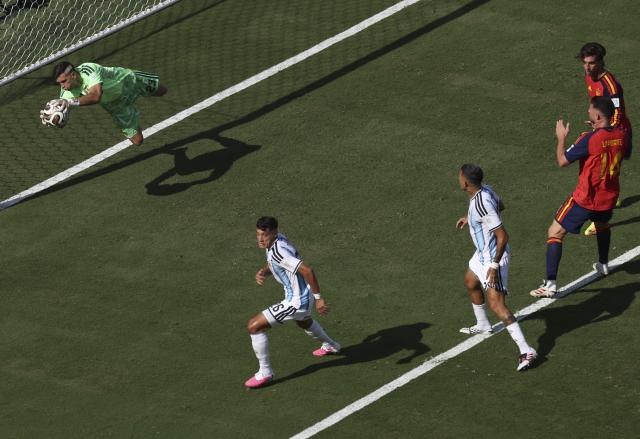(260720) -- NEW JERSEY, July 20, 2026 (Xinhua) -- Emiliano Martinez (Top L), goalkeeper of Argentina makes a save during the final match between Spain and Argentina at the 2026 FIFA World Cup at the New York New Jersey Stadium, the United States, July 19, 2026. (Xinhua/Xu Zijian)
