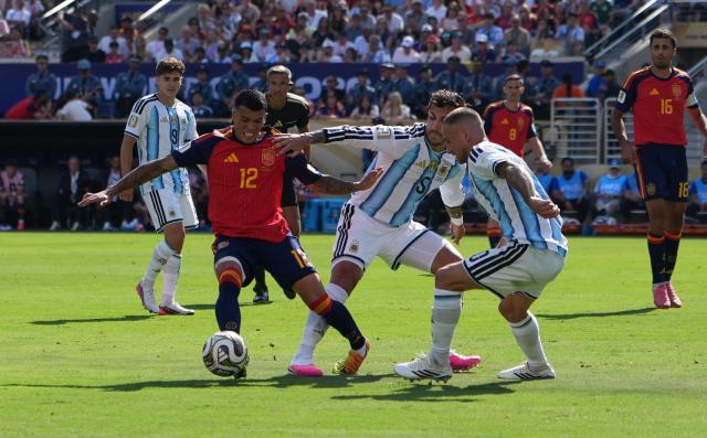 (260720) -- NEW JERSEY, July 20, 2026 (Xinhua) -- Pedro Porro (1st L) of Spain competes against Leandro Paredes (C) of Argentina during the final match between Spain and Argentina at the 2026 FIFA World Cup at the New York New Jersey Stadium, the United States, July 19, 2026. (Xinhua/Huang Zongzhi)
