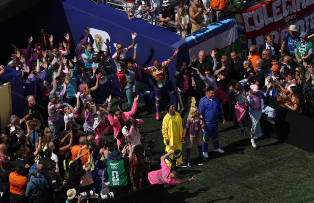 (260720) -- NEW JERSEY, July 20, 2026 (Xinhua) -- Former Brazil football players Ronaldinho (L) and Ronaldo (R) react with Madonna during the half time show of the final match between Spain and Argentina at the 2026 FIFA World Cup at the New York New Jersey Stadium, the United States, July 19, 2026. (Xinhua/Hu Xingyu)