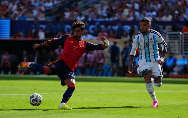(260720) -- NEW JERSEY, July 20, 2026 (Xinhua) -- Ferran Torres (L) of Spain competes the final match between Spain and Argentina at the 2026 FIFA World Cup at the New York New Jersey Stadium, the United States, July 19, 2026. (Xinhua/Jia Haocheng)