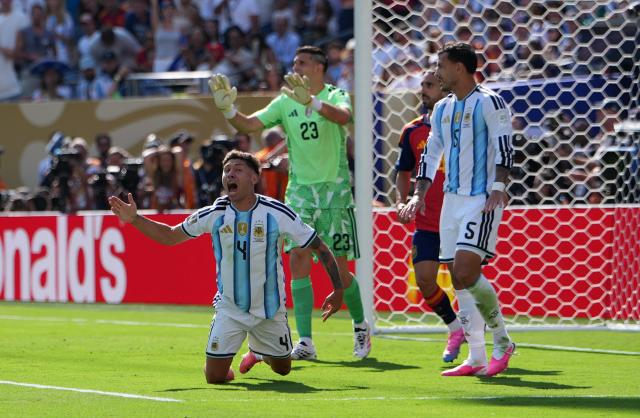 (260720) -- NEW JERSEY, July 20, 2026 (Xinhua) -- Gonzalo Montiel (L) of Argentina reacts the final match between Spain and Argentina at the 2026 FIFA World Cup at the New York New Jersey Stadium, the United States, July 19, 2026. (Xinhua/Huang Zongzhi)