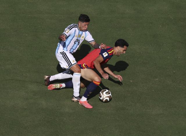 (260720) -- NEW JERSEY, July 20, 2026 (Xinhua) -- Mikel Merino (R) of Spain competes with Argentina's Enzo Fernandez during the final match between Spain and Argentina at the 2026 FIFA World Cup at the New York New Jersey Stadium, the United States, July 19, 2026. (Xinhua/Xu Zijian)