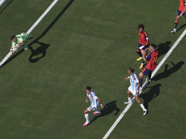 (260720) -- NEW JERSEY, July 20, 2026 (Xinhua) -- Emiliano Martinez (1st L), goalkeeper of Argentina, makes a save during the final match between Spain and Argentina at the 2026 FIFA World Cup at the New York New Jersey Stadium, the United States, July 19, 2026. (Xinhua/Chen Yichen)
