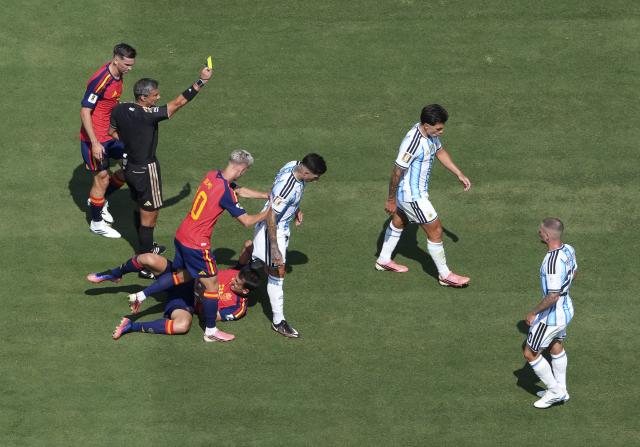 (260720) -- NEW JERSEY, July 20, 2026 (Xinhua) -- Lisandro Martinez (2nd R) of Argentina is shown a yelloe card during the final match between Spain and Argentina at the 2026 FIFA World Cup at the New York New Jersey Stadium, the United States, July 19, 2026. (Xinhua/Chen Yichen)