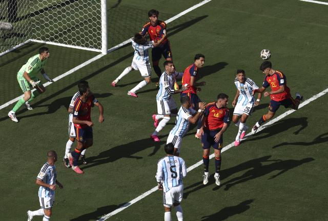 (260720) -- NEW JERSEY, July 20, 2026 (Xinhua) -- Pau Cubarsi (1st R) of Spain competes during the final match between Spain and Argentina at the 2026 FIFA World Cup at the New York New Jersey Stadium, the United States, July 19, 2026. (Xinhua/Xu Zijian)