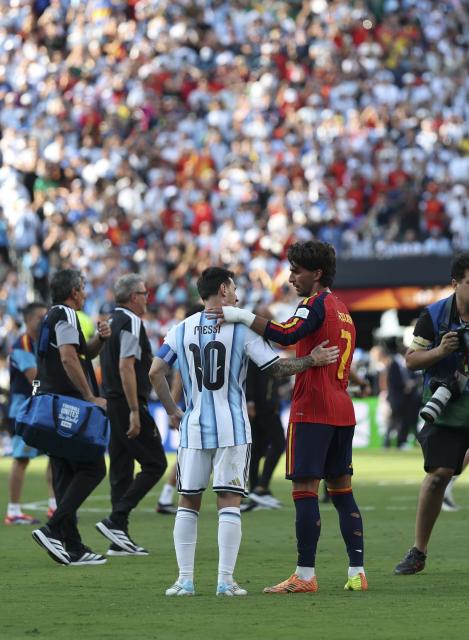 (260720) -- NEW JERSEY, July 20, 2026 (Xinhua) -- Lionel Messi (L) of Argentina reacts with Ferran Torres of Spain during the final match between Spain and Argentina at the 2026 FIFA World Cup at the New York New Jersey Stadium, the United States, July 19, 2026. (Xinhua/Li Ming)