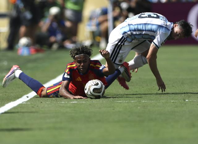(260720) -- NEW JERSEY, July 20, 2026 (Xinhua) -- Lamine Yamal (L) of Spain competes during the final match between Spain and Argentina at the 2026 FIFA World Cup at the New York New Jersey Stadium, the United States, July 19, 2026. (Xinhua/Li Ming)