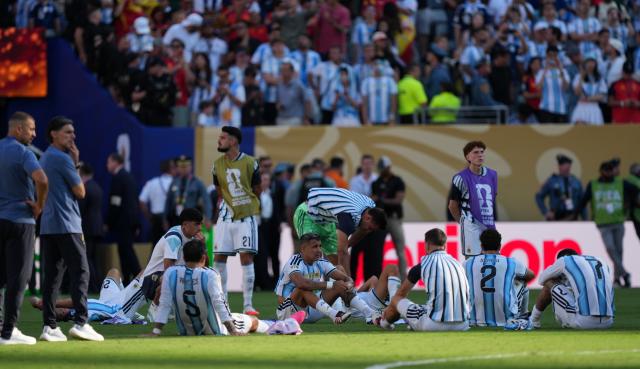 (260720) -- NEW JERSEY, July 20, 2026 (Xinhua) -- Players of Argentina react after the final match between Spain and Argentina at the 2026 FIFA World Cup at the New York New Jersey Stadium, the United States, July 19, 2026. (Xinhua/Huang Zongzhi)
