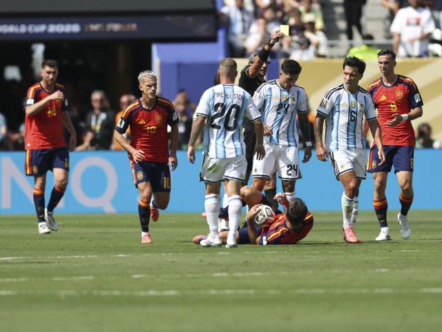 (260720) -- NEW JERSEY, July 20, 2026 (Xinhua) -- Enzo Fernandez (3rd R) of Argentina is shown a yellow card during the final match between Spain and Argentina at the 2026 FIFA World Cup at the New York New Jersey Stadium, the United States, July 19, 2026. (Xinhua/Li Ming)