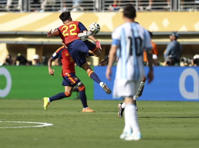 (260720) -- NEW JERSEY, July 20, 2026 (Xinhua) -- Pau Cubarsi (top) of Spain competes during the final match between Spain and Argentina at the 2026 FIFA World Cup at the New York New Jersey Stadium, the United States, July 19, 2026. (Xinhua/Li Ming)