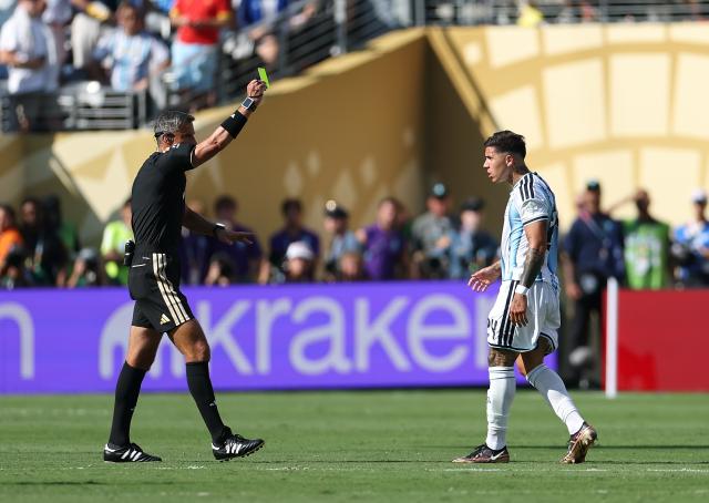 (260720) -- NEW JERSEY, July 20, 2026 (Xinhua) -- Enzo Fernandez (R) of Argentina is shown a yellow card during the final match between Spain and Argentina at the 2026 FIFA World Cup at the New York New Jersey Stadium, the United States, July 19, 2026. (Xinhua/Li Ming)