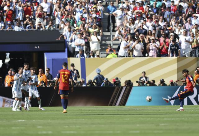 (260720) -- NEW JERSEY, July 20, 2026 (Xinhua) -- Lamine Yamal (1st R) of Spain competes during the final match between Spain and Argentina at the 2026 FIFA World Cup at the New York New Jersey Stadium, the United States, July 19, 2026. (Xinhua/Li Ming)