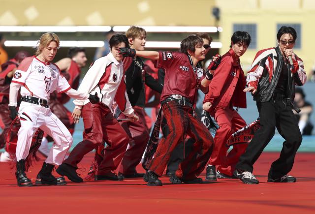 (260720) -- NEW JERSEY, July 20, 2026 (Xinhua) -- BTS performs during the halftime show of the final match between Spain and Argentina at the 2026 FIFA World Cup at the New York New Jersey Stadium, the United States, July 19, 2026. (Xinhua/Li Ming)