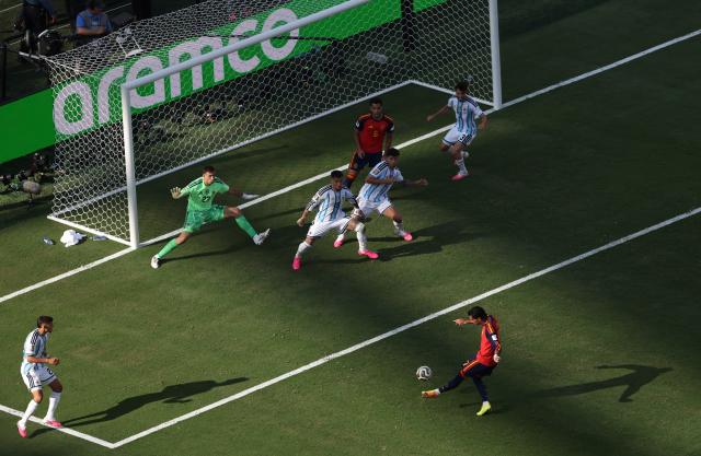 (260720) -- NEW JERSEY, July 20, 2026 (Xinhua) -- Ferran Torres (Bottom R) of Spain shoots during the final match between Spain and Argentina at the 2026 FIFA World Cup at the New York New Jersey Stadium, the United States, July 19, 2026. (Xinhua/Hu Xingyu)