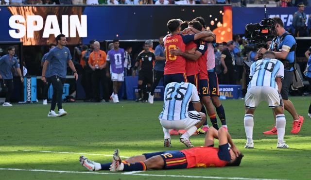 (260720) -- NEW JERSEY, July 20, 2026 (Xinhua) -- Players of both sides react after the final match between Spain and Argentina at the 2026 FIFA World Cup at the New York New Jersey Stadium, the United States, July 19, 2026. (Xinhua/Xiao Yijiu)