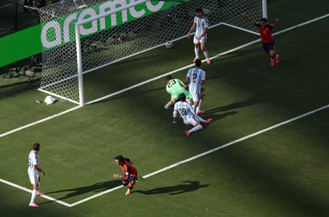 (260720) -- NEW JERSEY, July 20, 2026 (Xinhua) -- Ferran Torres (2nd L) of Spain celebrates scoring during the final match between Spain and Argentina at the 2026 FIFA World Cup at the New York New Jersey Stadium, the United States, July 19, 2026. (Xinhua/Hu Xingyu)