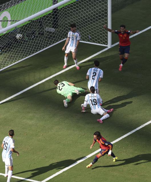 (260720) -- NEW JERSEY, July 20, 2026 (Xinhua) -- Ferran Torres (Bottom R) of Spain celebrates scoring during the final match between Spain and Argentina at the 2026 FIFA World Cup at the New York New Jersey Stadium, the United States, July 19, 2026. (Xinhua/Xu Zijian)