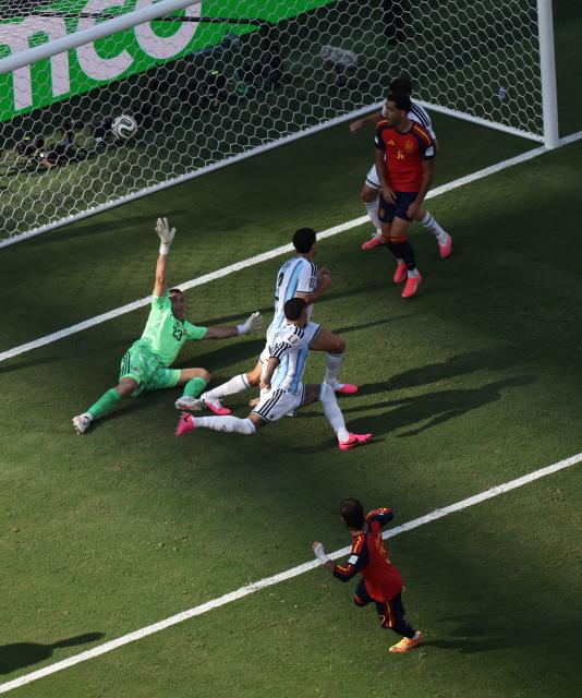 (260720) -- NEW JERSEY, July 20, 2026 (Xinhua) -- Ferran Torres (Bottom) of Spain scores his goal during the final match between Spain and Argentina at the 2026 FIFA World Cup at the New York New Jersey Stadium, the United States, July 19, 2026. (Xinhua/Hu Xingyu)