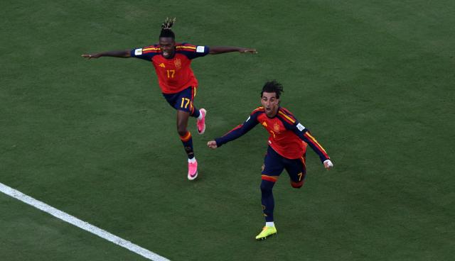(260720) -- NEW JERSEY, July 20, 2026 (Xinhua) -- Ferran Torres (R) of Spain celebrates scoring during the final match between Spain and Argentina at the 2026 FIFA World Cup at the New York New Jersey Stadium, the United States, July 19, 2026. (Xinhua/Hu Xingyu)