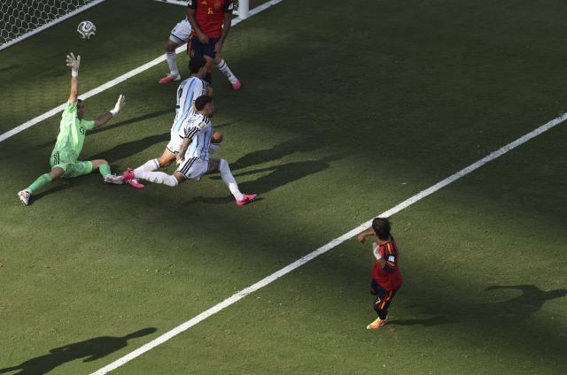 (260720) -- NEW JERSEY, July 20, 2026 (Xinhua) -- Ferran Torres (1st R) of Spain scores his goal during the final match between Spain and Argentina at the 2026 FIFA World Cup at the New York New Jersey Stadium, the United States, July 19, 2026. (Xinhua/Xu Zijian)