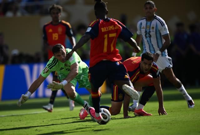 (260720) -- NEW JERSEY, July 20, 2026 (Xinhua) -- Emiliano Martinez (1st L), goalkeeper of Argentina, makes a save during the final match between Spain and Argentina at the 2026 FIFA World Cup at the New York New Jersey Stadium, the United States, July 19, 2026. (Xinhua/Wu Xiaoling)