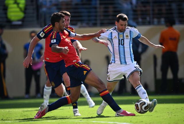 (260720) -- NEW JERSEY, July 20, 2026 (Xinhua) -- Lionel Messi (R) of Argentina competes during the final match between Spain and Argentina at the 2026 FIFA World Cup at the New York New Jersey Stadium, the United States, July 19, 2026. (Xinhua/Wu Xiaoling)