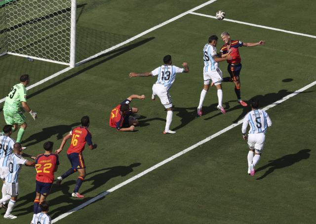 (260720) -- NEW JERSEY, July 20, 2026 (Xinhua) -- Dani Olmo (Top R) of Spain competes during the final match between Spain and Argentina at the 2026 FIFA World Cup at the New York New Jersey Stadium, the United States, July 19, 2026. (Xinhua/Xu Zijian)