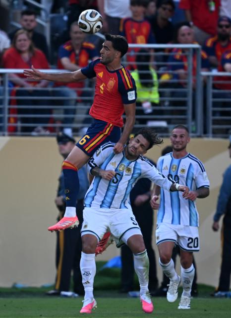 (260720) -- NEW JERSEY, July 20, 2026 (Xinhua) -- Mikel Merino (top) of Spain competes with Leandro Paredes of Argentina during the final match between Spain and Argentina at the 2026 FIFA World Cup at the New York New Jersey Stadium, the United States, July 19, 2026. (Xinhua/Wu Xiaoling)