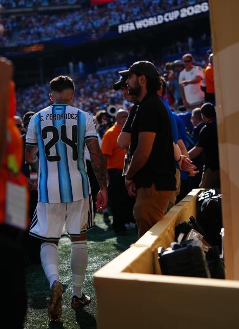 (260720) -- NEW JERSEY, July 20, 2026 (Xinhua) -- Enzo Fernandez of Argentina leaves the pitch after being sent off during the final match between Spain and Argentina at the 2026 FIFA World Cup at the New York New Jersey Stadium, the United States, July 19, 2026. (Xinhua/Jia Haocheng)