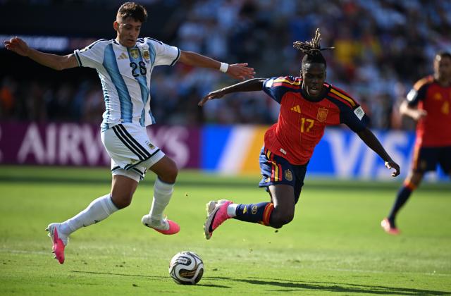 (260720) -- NEW JERSEY, July 20, 2026 (Xinhua) -- Nahuel Molina (L) of Argentina competes with Nico Williams of Spain during the final match between Spain and Argentina at the 2026 FIFA World Cup at the New York New Jersey Stadium, the United States, July 19, 2026. (Xinhua/Wu Xiaoling)