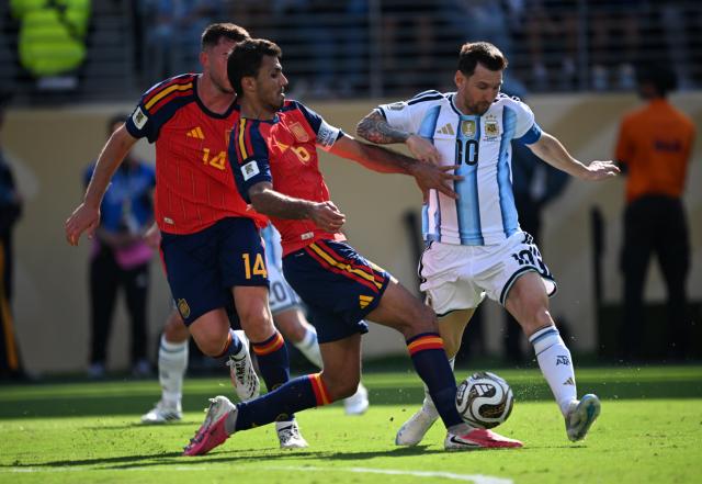 (260720) -- NEW JERSEY, July 20, 2026 (Xinhua) -- Lionel Messi (R) of Argentina competes during the final match between Spain and Argentina at the 2026 FIFA World Cup at the New York New Jersey Stadium, the United States, July 19, 2026. (Xinhua/Wu Xiaoling)