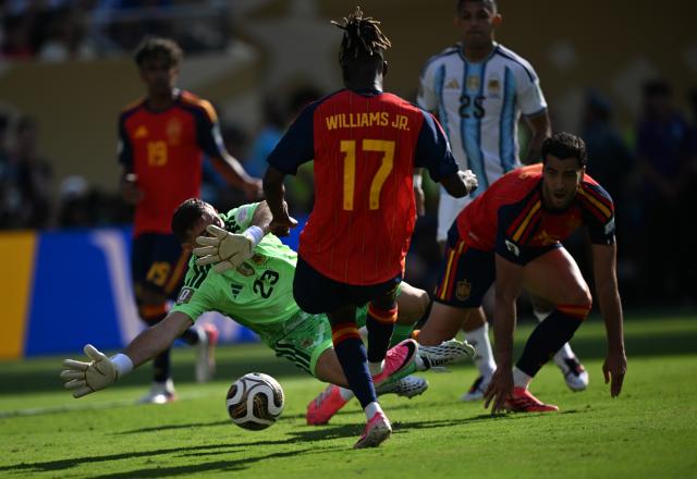 (260720) -- NEW JERSEY, July 20, 2026 (Xinhua) -- Emiliano Martinez (1st L), goalkeeper of Argentina, makes a save during the final match between Spain and Argentina at the 2026 FIFA World Cup at the New York New Jersey Stadium, the United States, July 19, 2026. (Xinhua/Wu Xiaoling)