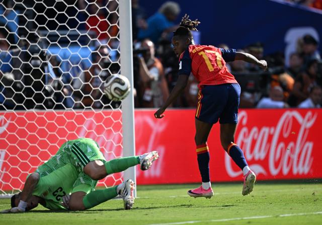 (260720) -- NEW JERSEY, July 20, 2026 (Xinhua) -- Nico Williams (R) of Spain competes during the final match between Spain and Argentina at the 2026 FIFA World Cup at the New York New Jersey Stadium, the United States, July 19, 2026. (Xinhua/Wu Xiaoling)