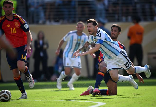 (260720) -- NEW JERSEY, July 20, 2026 (Xinhua) -- Lionel Messi (front R) of Argentina competes during the final match between Spain and Argentina at the 2026 FIFA World Cup at the New York New Jersey Stadium, the United States, July 19, 2026. (Xinhua/Wu Xiaoling)