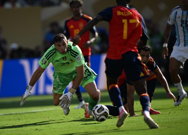 (260720) -- NEW JERSEY, July 20, 2026 (Xinhua) -- Emiliano Martinez (1st L), goalkeeper of Argentina, makes a save during the final match between Spain and Argentina at the 2026 FIFA World Cup at the New York New Jersey Stadium, the United States, July 19, 2026. (Xinhua/Wu Xiaoling)