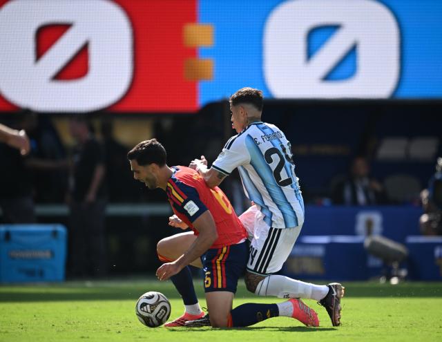 (260720) -- NEW JERSEY, July 20, 2026 (Xinhua) -- Enzo Fernandez (R) of Argentina competes with Mikel Merino of Spain during the final match between Spain and Argentina at the 2026 FIFA World Cup at the New York New Jersey Stadium, the United States, July 19, 2026. (Xinhua/Wu Xiaoling)