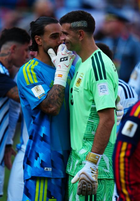 (260720) -- NEW JERSEY, July 20, 2026 (Xinhua) -- David Raya (L), goalkeeper of Spain talks with Emiliano Martinez, goalkeeper of Argentina after the final match between Spain and Argentina at the 2026 FIFA World Cup at the New York New Jersey Stadium, the United States, July 19, 2026. (Xinhua/Jia Haocheng)