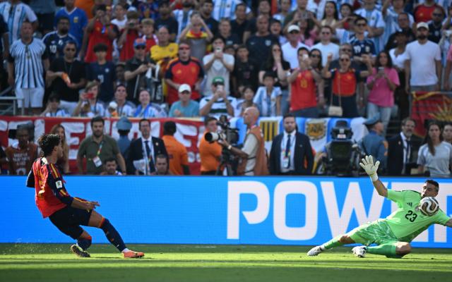 (260720) -- NEW JERSEY, July 20, 2026 (Xinhua) -- Ferran Torres (L) of Spain shoots and scores during the final match between Spain and Argentina at the 2026 FIFA World Cup at the New York New Jersey Stadium, the United States, July 19, 2026. (Xinhua/Wu Xiaoling)