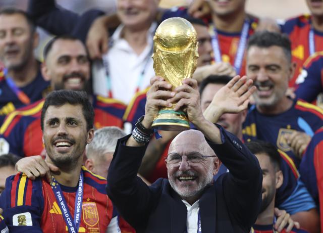 (260720) -- NEW JERSEY, July 20, 2026 (Xinhua) -- Luis de la Fuente (R), head coach of Spain, holds the trophy during the awarding ceremony after the final match between Spain and Argentina at the 2026 FIFA World Cup at the New York New Jersey Stadium, the United States, July 19, 2026. (Xinhua/Li Ming)
