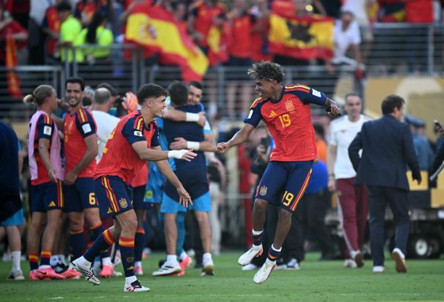 (260720) -- NEW JERSEY, July 20, 2026 (Xinhua) -- Lamine Yamal (R) of Spain celebrates with teammate after the final match between Spain and Argentina at the 2026 FIFA World Cup at the New York New Jersey Stadium, the United States, July 19, 2026. (Xinhua/Wu Xiaoling)